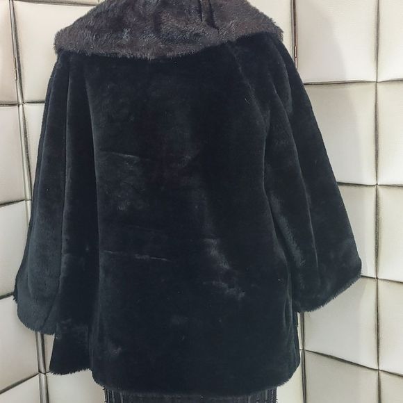Elegant Black Faux Fur Coat - Picture 6 of 7